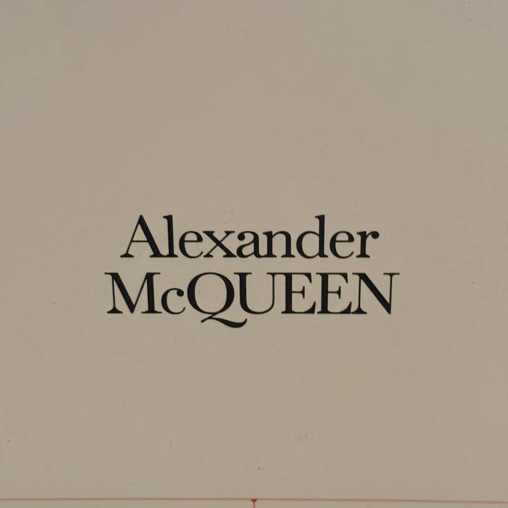 Alexander McQueen Sneaker
Galaxy Glitter
****worn once****